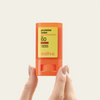 Protetor Solar Bastão FPS 60 Muito Resistente Sallve 15g na mão – stick prático para reaplicação