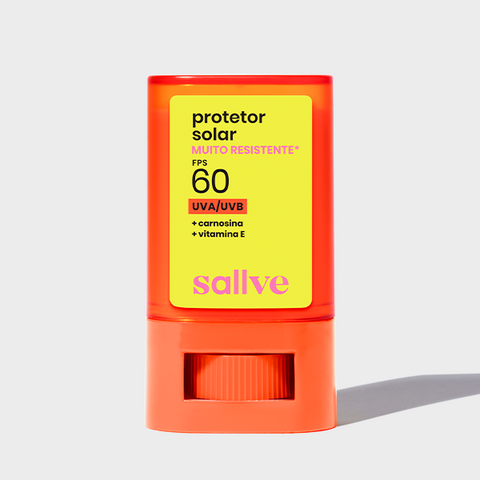 Protetor Solar Bastão FPS 60 da Sallve em embalagem laranja com rótulo amarelo e texto em rosa e preto, visto de frente.