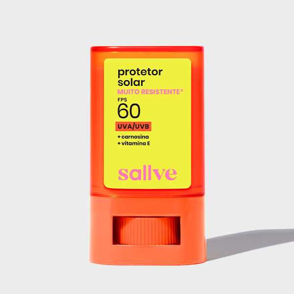 Protetor Solar Bastão FPS 60 da Sallve em embalagem laranja com rótulo amarelo e texto em rosa e preto, visto de frente.