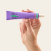 Sérum Antissinais Sallve 30g na mão – bisnaga com aplicador de precisão