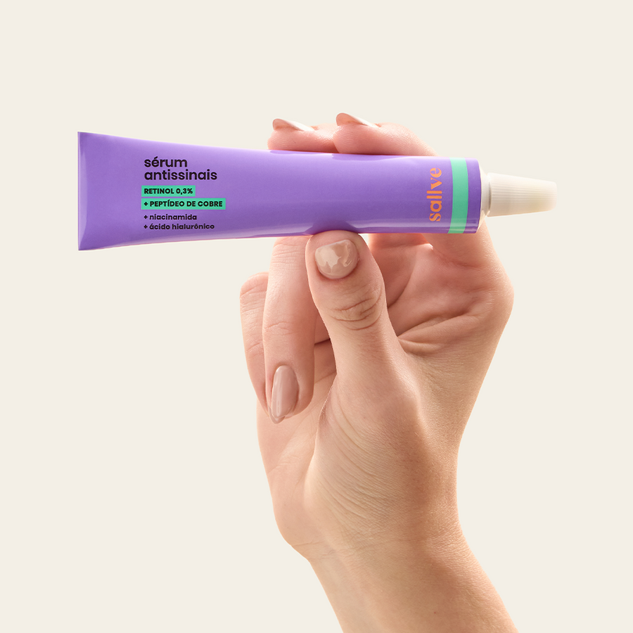 Sérum Antissinais Sallve 30g na mão – bisnaga com aplicador de precisão