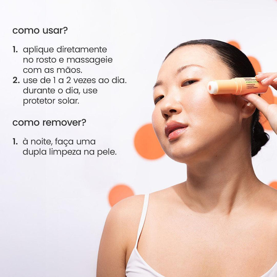 Modelo aplicando o Bastão Vitamina C Pura sallve diretamente no rosto com as mãos
