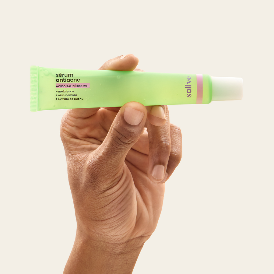 Sérum Antiacne Sallve 35g na mão – bisnaga com aplicador de precisão