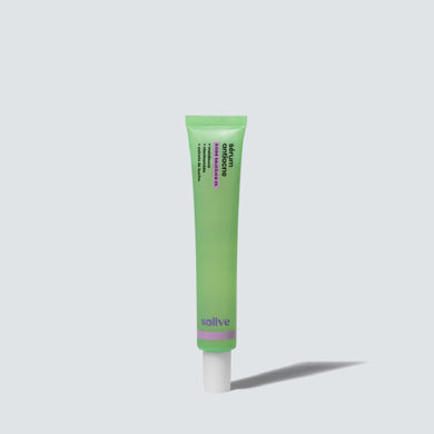Bisnaga do Sérum Antiacne da Sallve em embalagem verde com detalhes roxos. Produto com tripla ação: tratamento, prevenção e recuperação da acne, indicado para peles acneicas e oleosas.