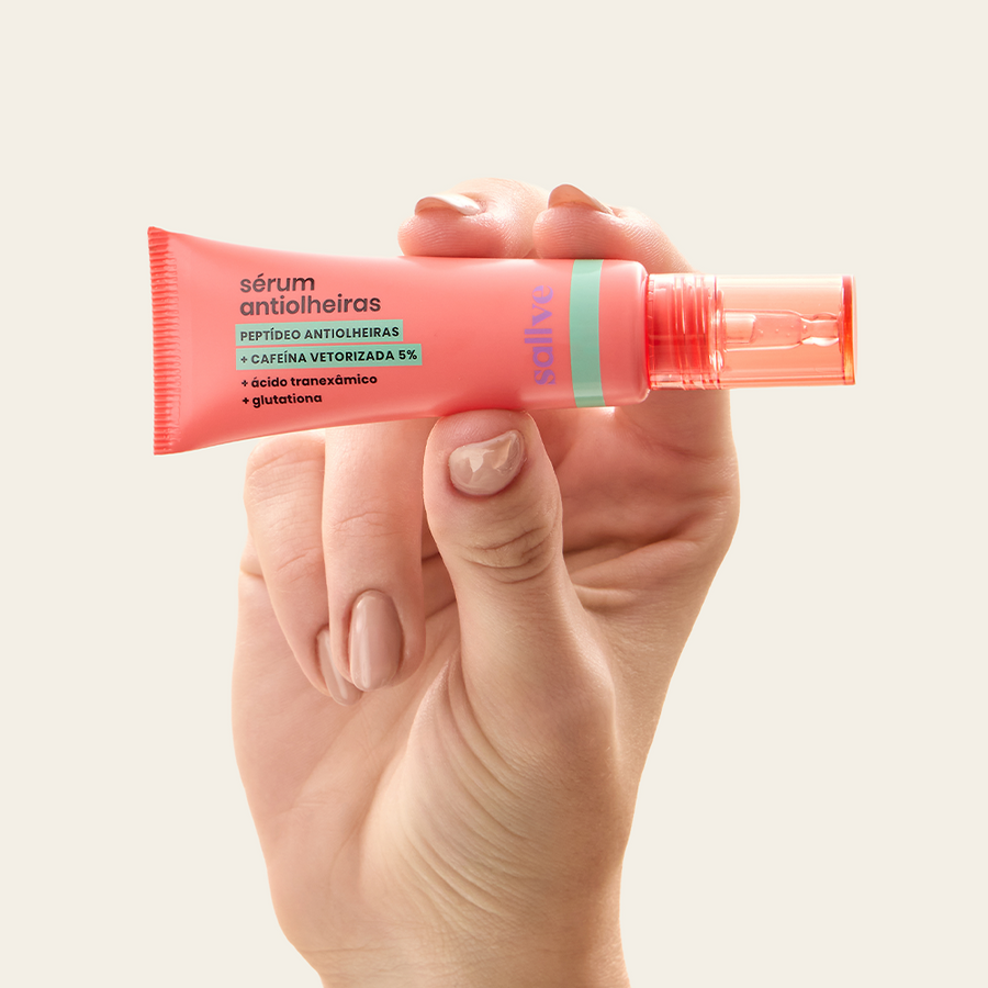 Sérum Antiolheiras Sallve 15g na mão – bisnaga com aplicador de precisão