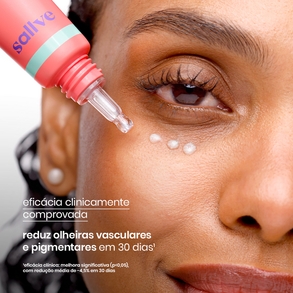 Mulher aplicando o Sérum Antiolheiras Sallve abaixo dos olhos com comprovada eficácia clínica na redução de olheiras vasculares e pigmentares em 30 dias