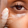 Aplicação do Sérum Antiolheiras Sallve ao redor dos olhos com instruções de uso duas vezes ao dia, manhã e noite