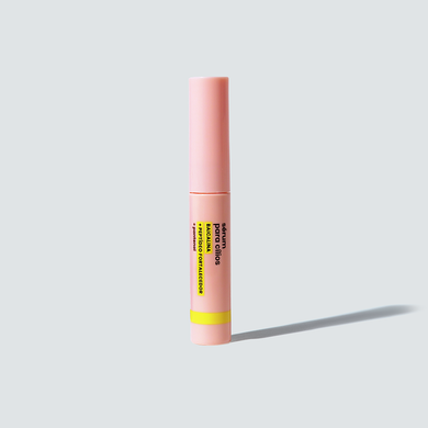 Sérum para cílios Sallve fechado, embalagem rosa com faixa amarela e texto preto sobre fundo cinza claro.