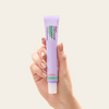 Sérum Uniformizador Sallve na mão – bisnaga de 35g com textura leve de rápida absorção