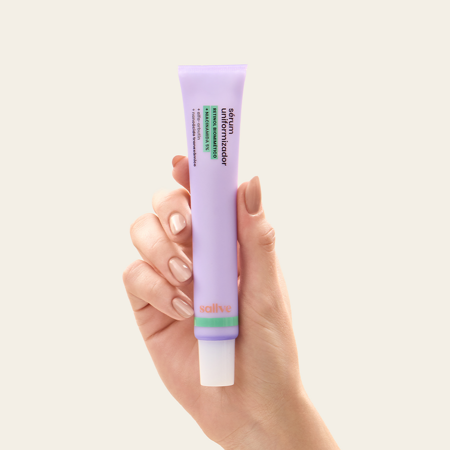 Sérum Uniformizador Sallve na mão – bisnaga de 35g com textura leve de rápida absorção