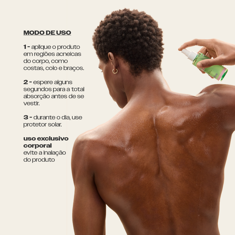 Aplicação do Spray Antiacne Corporal Sallve nas costas – uso exclusivo corporal em regiões acneicas como costas, colo e braços