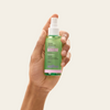 Spray Antiacne Corporal Sallve 120ml na mão – frasco spray para acne no corpo