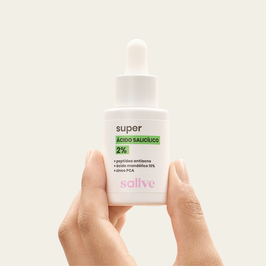 Super Ácido Salicílico 2% Sallve 30ml na mão – frasco com conta-gotas