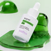 Frasco do Super Ácido Salicílico 2% da Sallve apoiado sobre gel esverdeado, representando sua textura e fórmula com ácido mandélico 10%, peptídeo antiacne e zinco PCA para tratamento de acne e oleosidade.