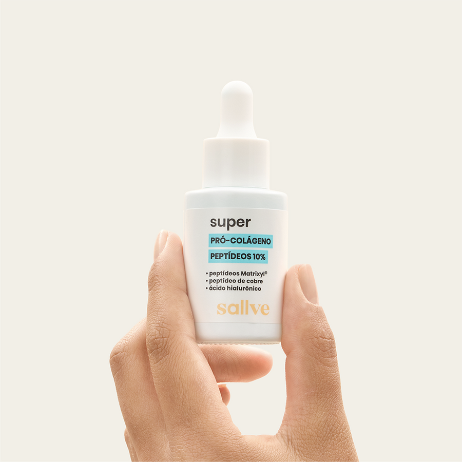 Super Pró-Colágeno 10% Sallve 30ml na mão – frasco com conta-gotas