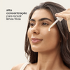 Super Vitamina C 20% Sallve aplicado no rosto – alta concentração para reduzir linhas finas