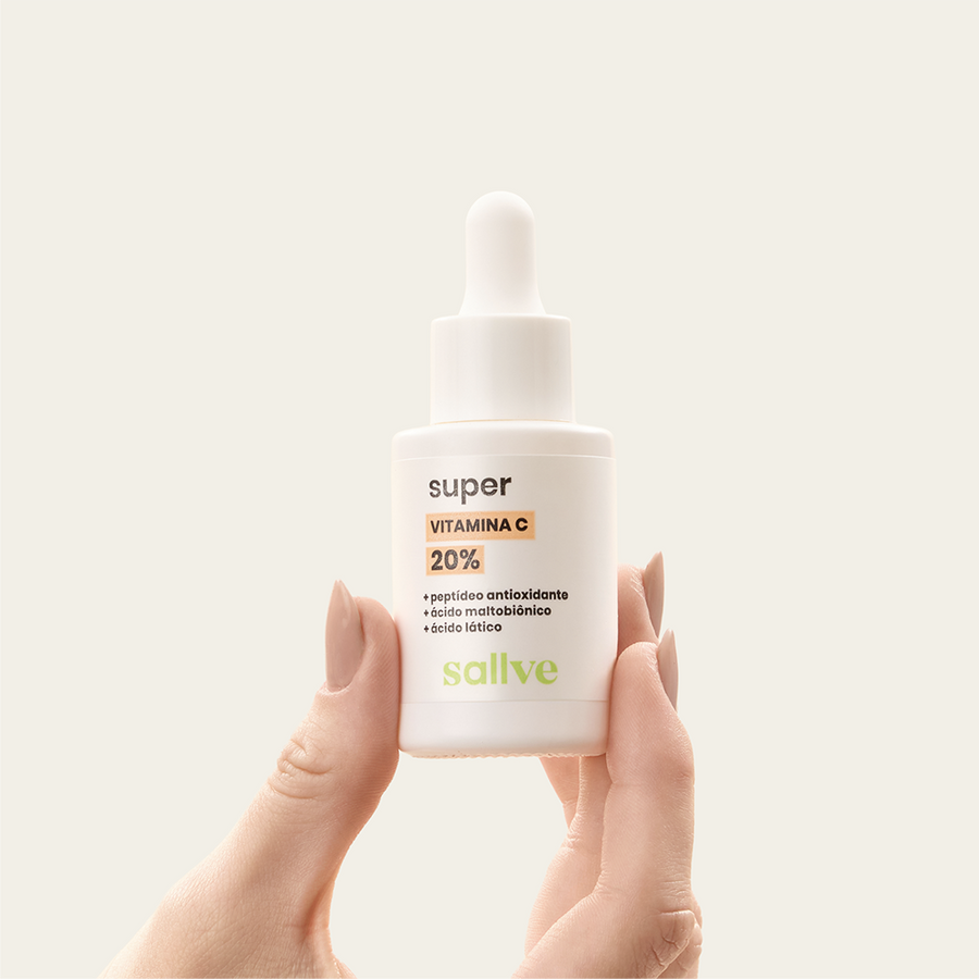 Super Vitamina C 20% Sallve 30ml na mão – frasco com conta-gotas