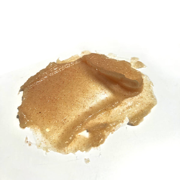 Textura cremosa com grânulos do Esfoliante Hidratante Corporal Sallve, ideal para esfoliação física e química.